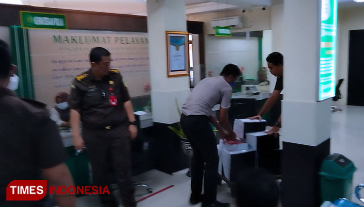 Berkas perkara Tragedi Kanjuruhan saat melewati proses registrasi di PN Surabaya pada 3 Januari 2023 kemarin.(Dok.TIMES Indonesia) 